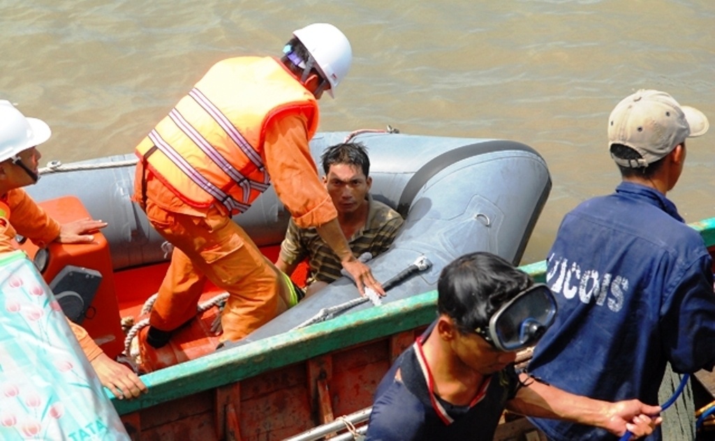 Phut tho lan gap nguoi 15 gio mac ket trong tau chim hinh anh