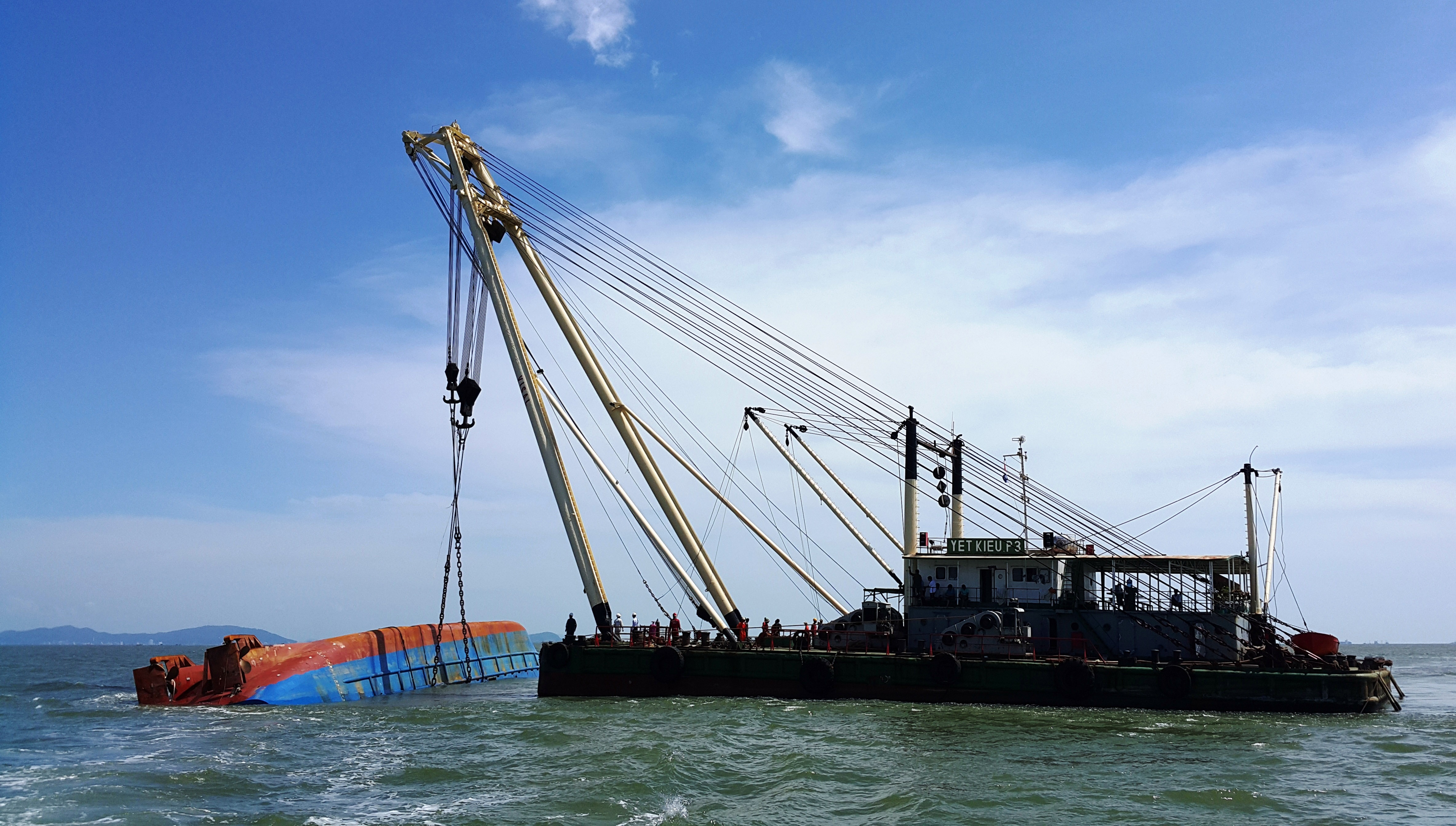 Tam dung truc vot tau lat up vi song lon hinh anh