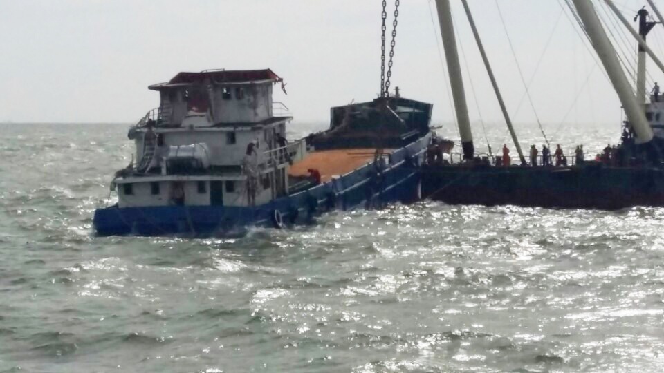 Cuu ho thanh cong tau Hoang Phuc bi lat up hinh anh