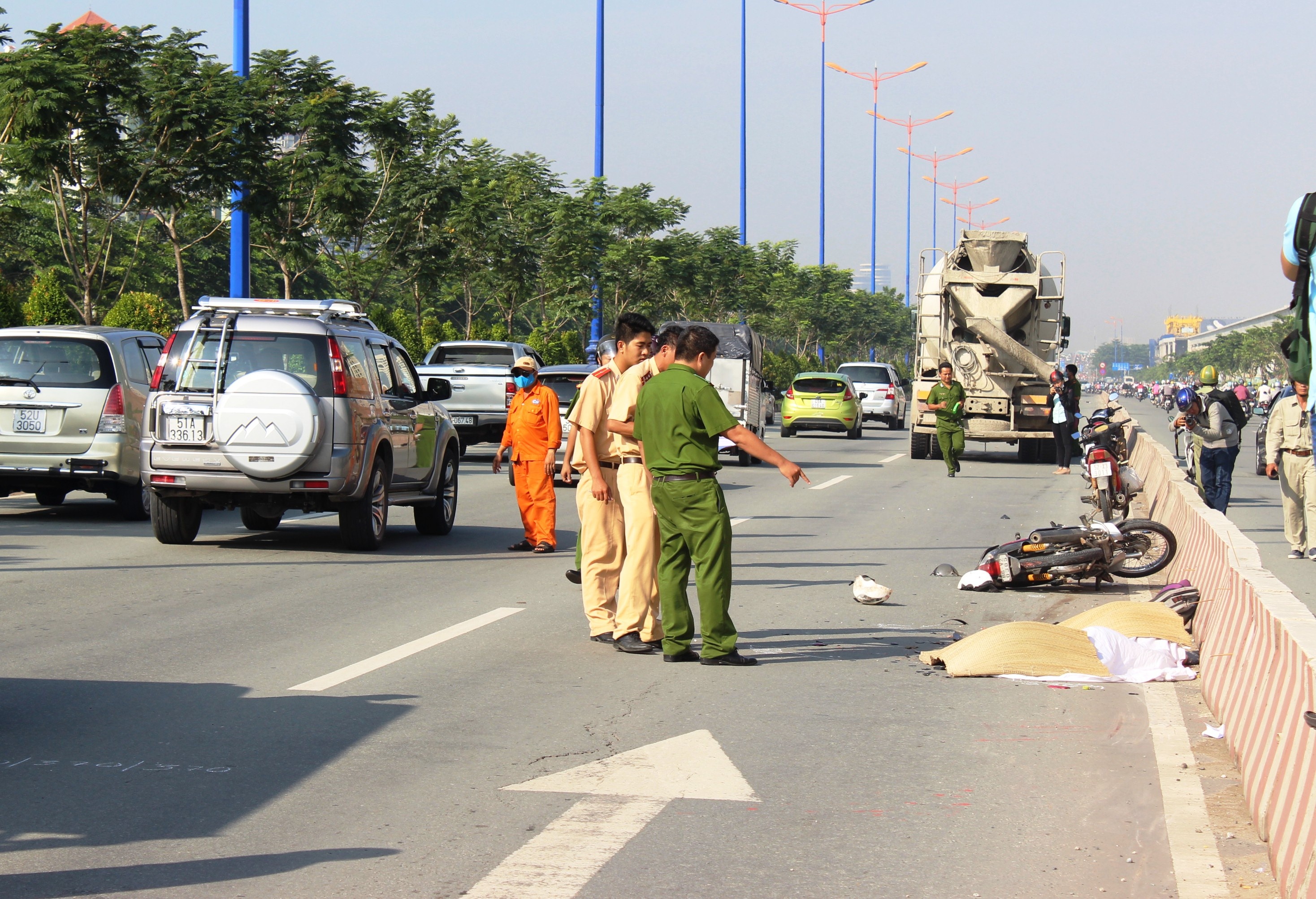 Xe bon can chet 2 thieu nu o xa lo Ha Noi hinh anh