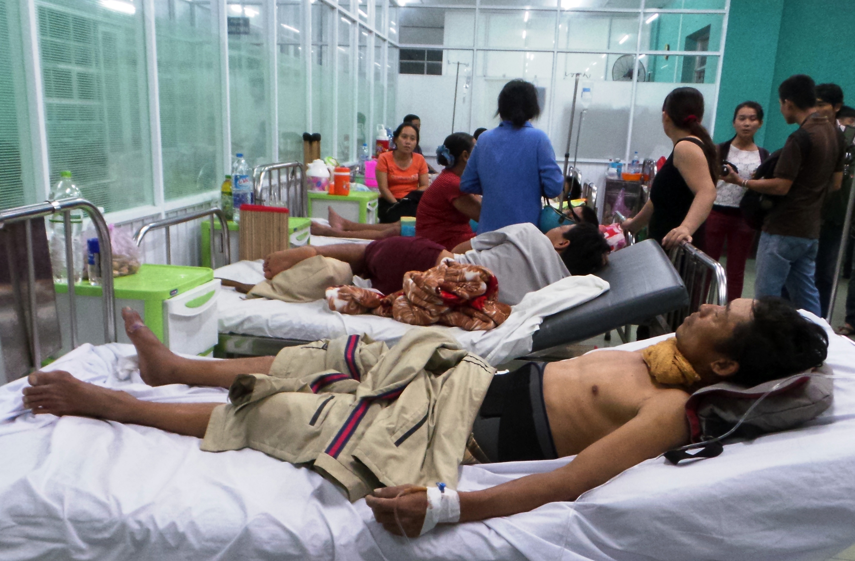 Nguoi giao hang gap nan khi tru mua o Sai Gon hinh anh