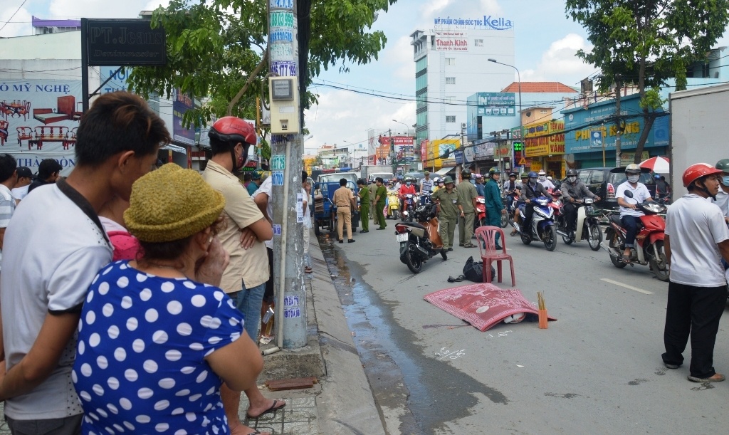 Truy duoi xe tai can chet nguoi o Sai Gon hinh anh