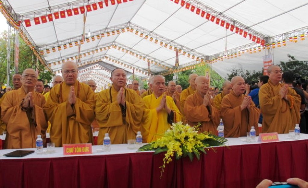 Các vị hòa thượng thực hiện nghi lễ tại Đại lễ cầu siêu nạn nhân tử vong do tai nạn giao thông.