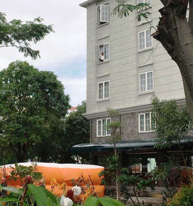 Đệm hơi được trải sẵn dưới mặt đất, đề phòng cô gái nhảy xuống.