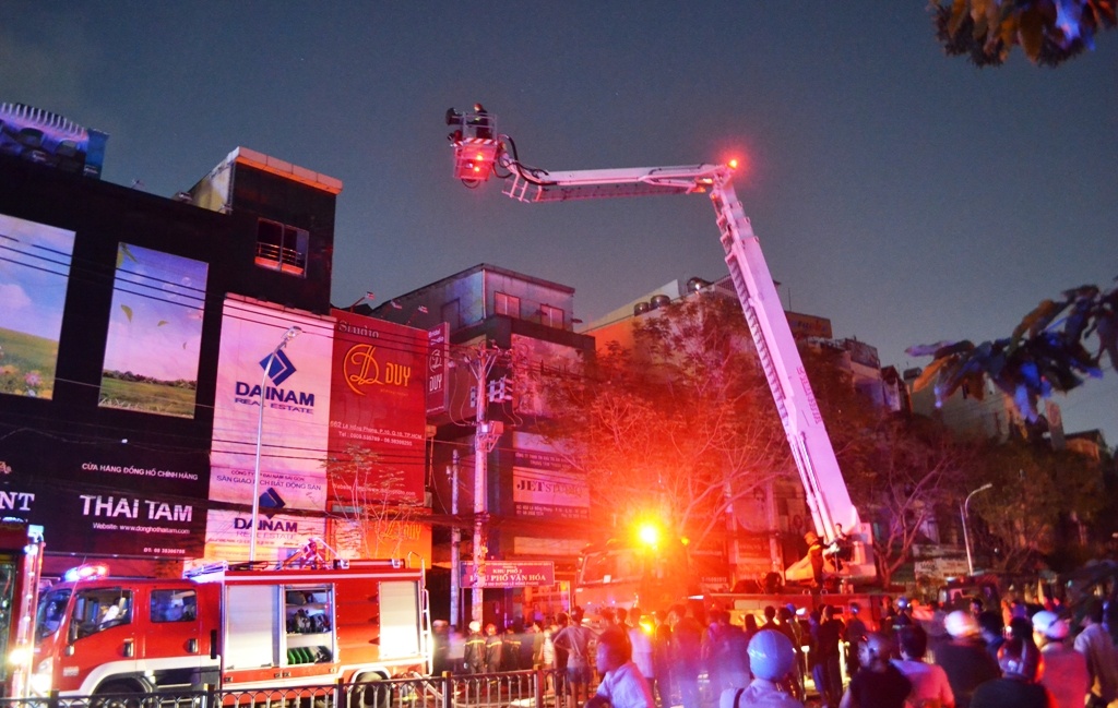 Chay tiem anh cuoi, nhieu nguoi thao chay ra duong hinh anh