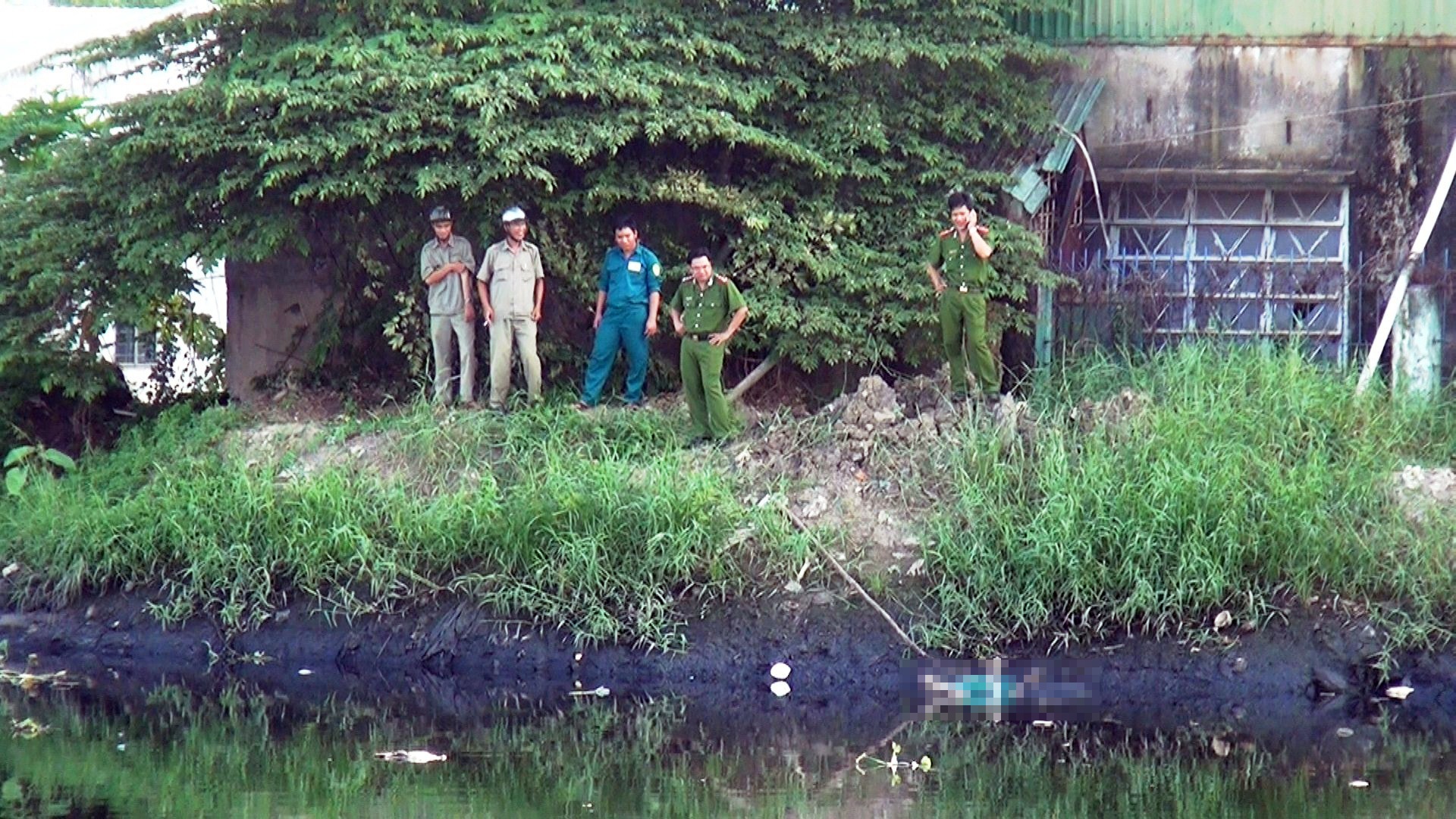 Phat hien thi the thieu nien duoi kenh o Sai Gon hinh anh