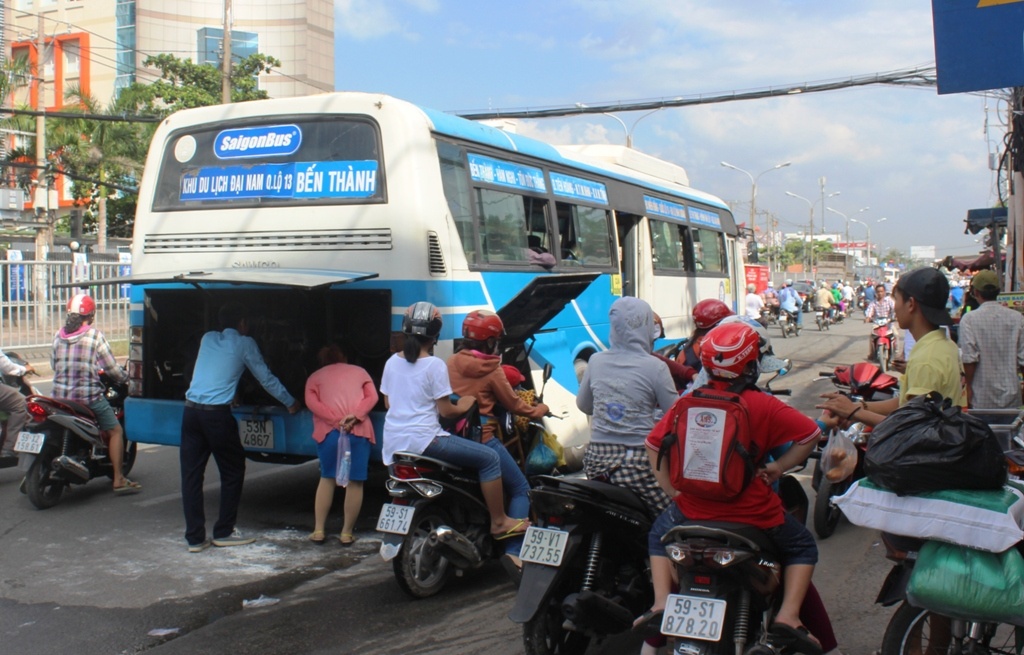 40 hanh khach chay khoi xe buyt boc chay hinh anh