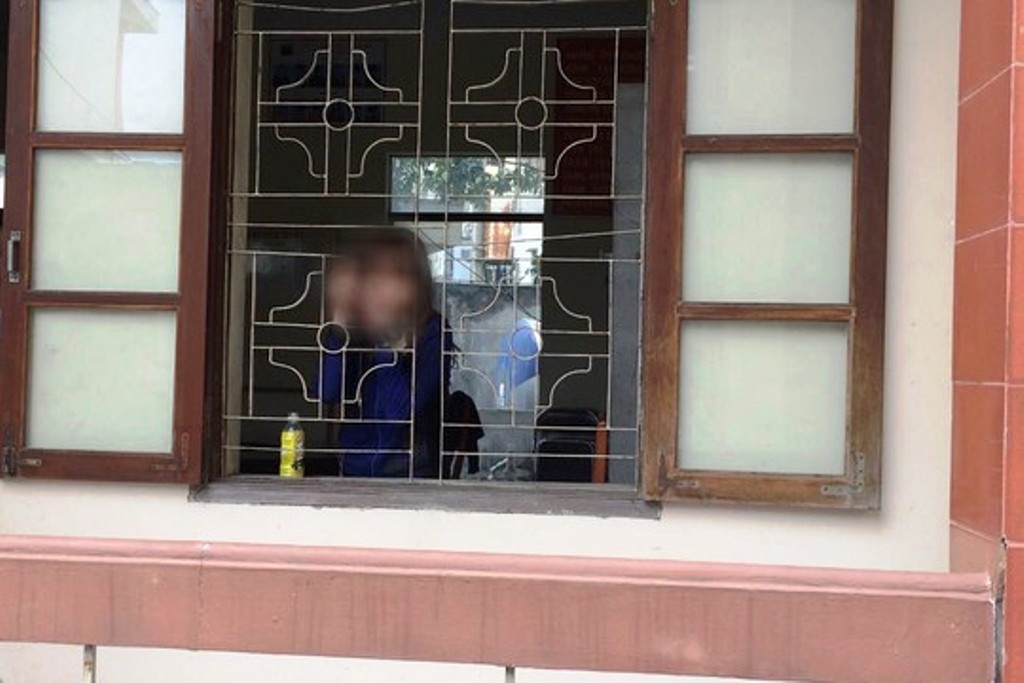 Me 'ngao da' be con lao dau vao oto hinh anh