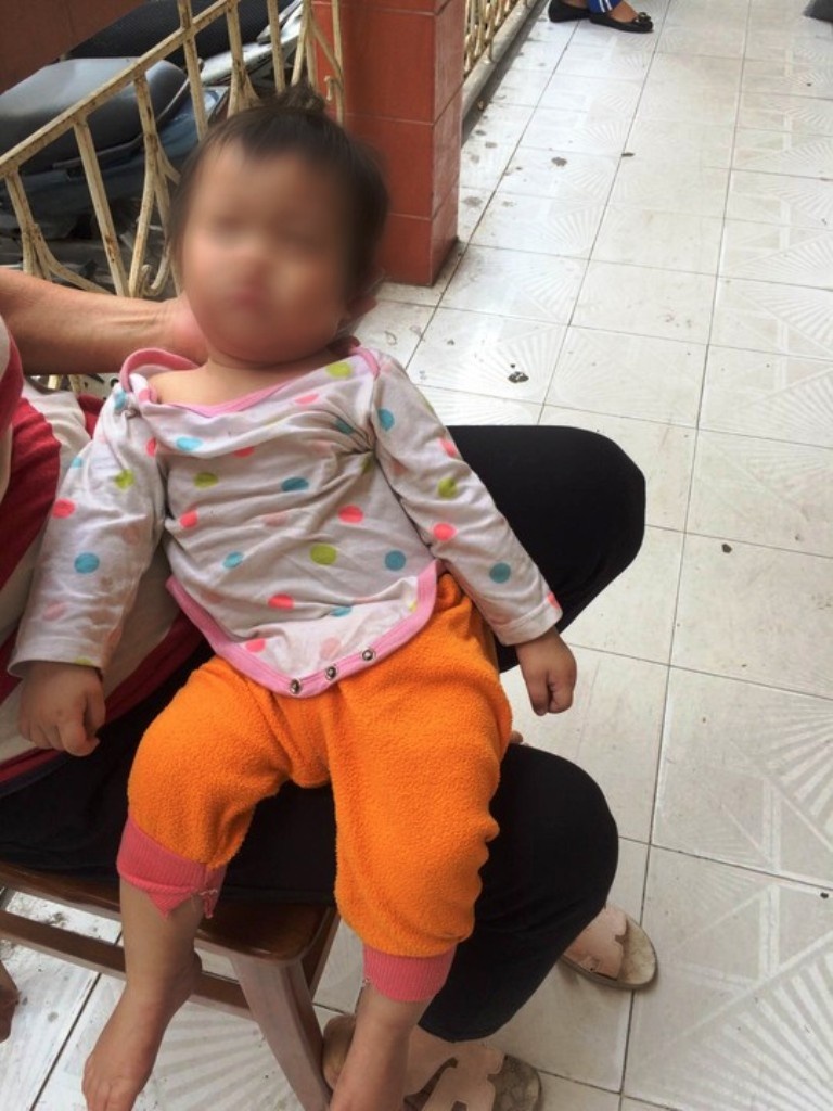 Cháu bé con của chị Vũ Lệ Huyền được bàn giao cho gia đình.