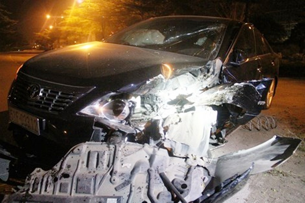 Tong goc cay, nu tai xe nhap vien hinh anh