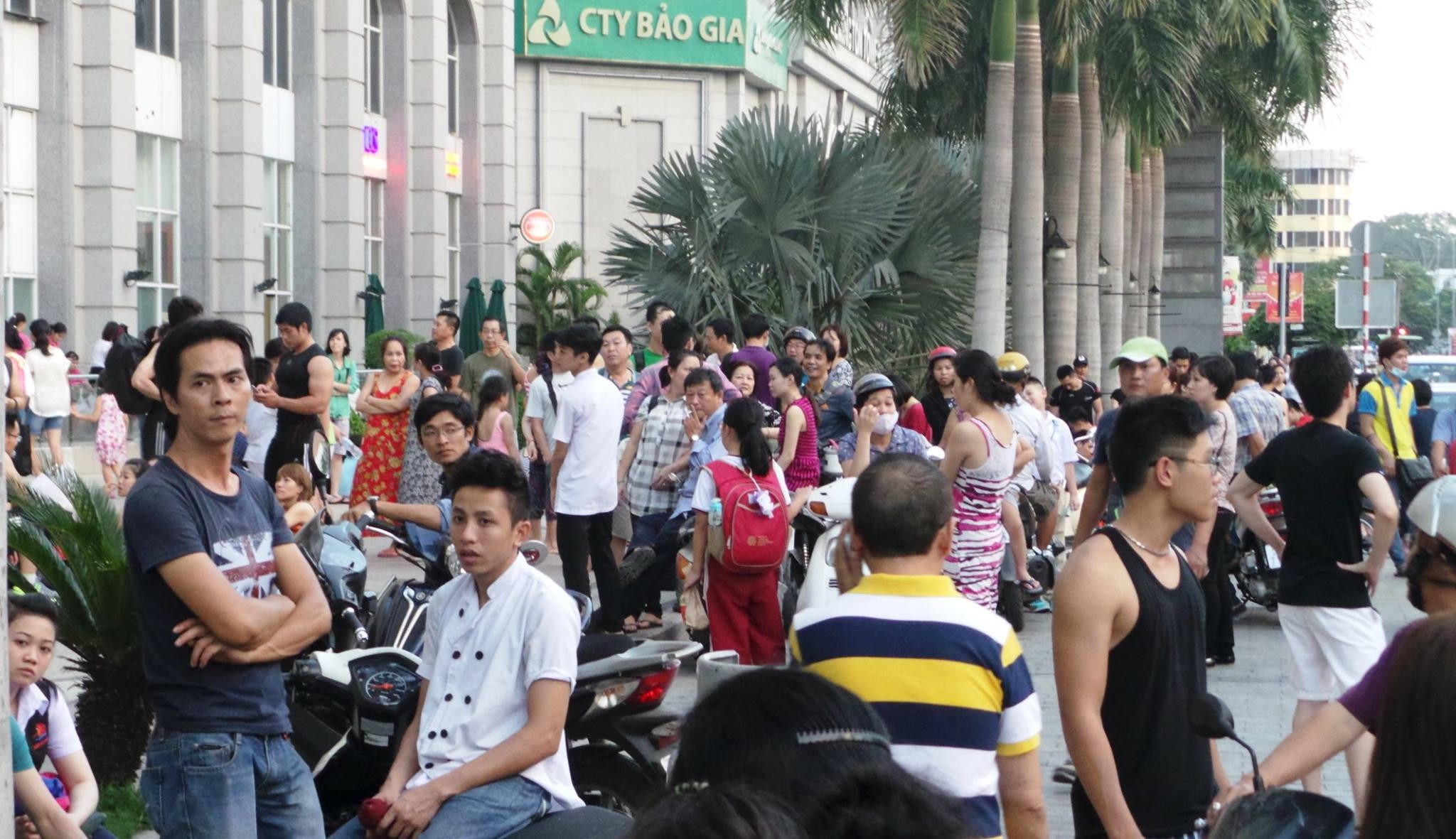 Người dân từ chung cư tháo chạy xuống đường Lê Đại Hành. ​Ảnh: Trường Nguyên.