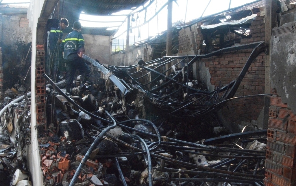 Nam thanh nien chet trong xuong may chay hinh anh