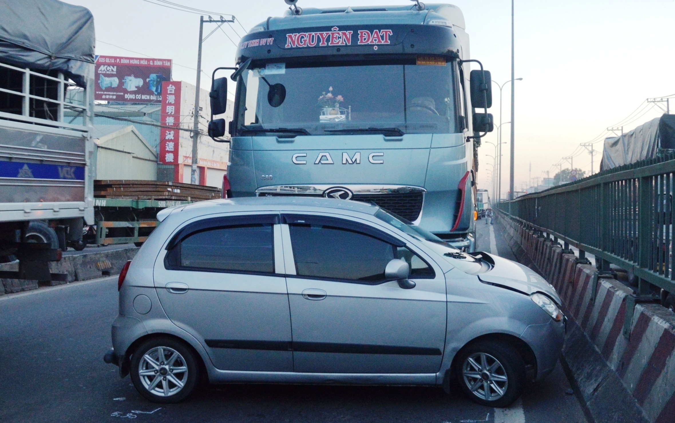 Gia dinh trong oto bi xe dau keo day di 30 met hinh anh