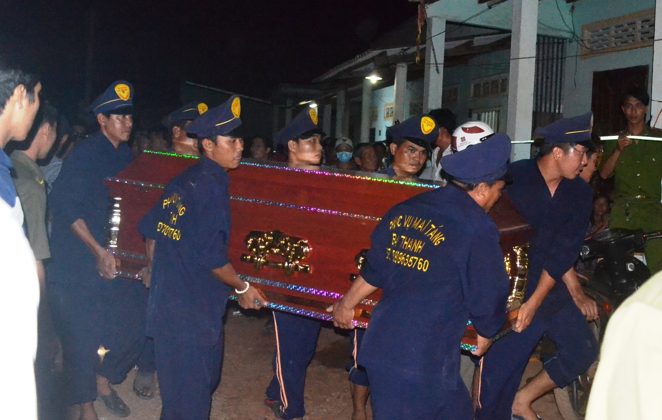 Chong nan nhan dung khong vung khi vao nhin mat vo con hinh anh