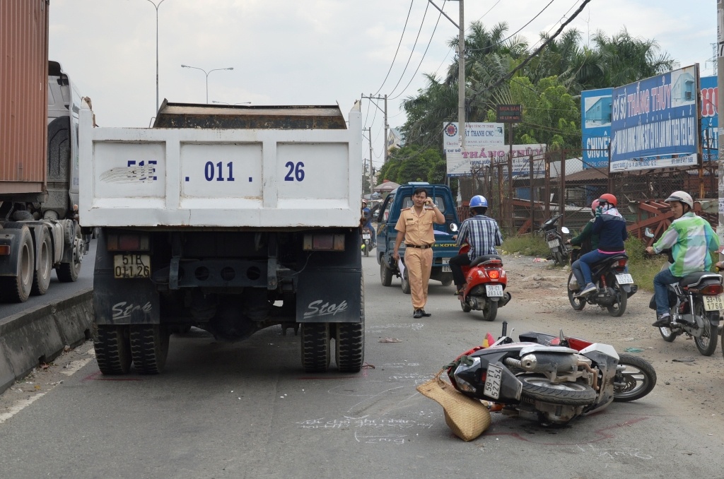 Vo chet, chong va con bi thuong vi xe ben can hinh anh