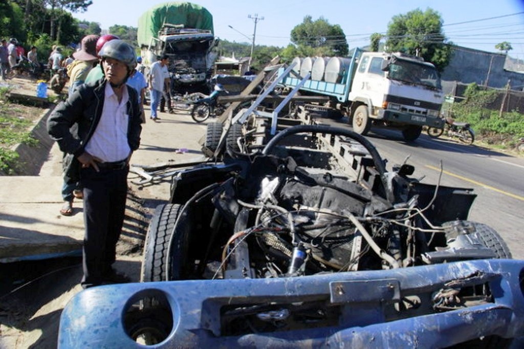 Hai chiếc xe biến dạng hoàn toàn sau cú tông cực mạnh.