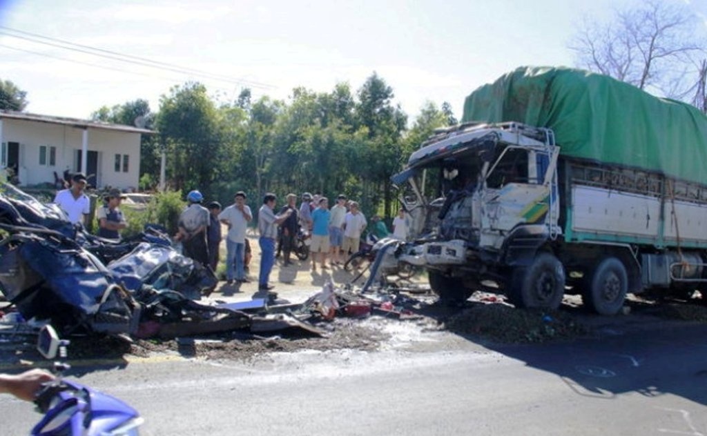 Xe tai nat bet sau cu tong cuc manh, 2 nguoi tu nan hinh anh