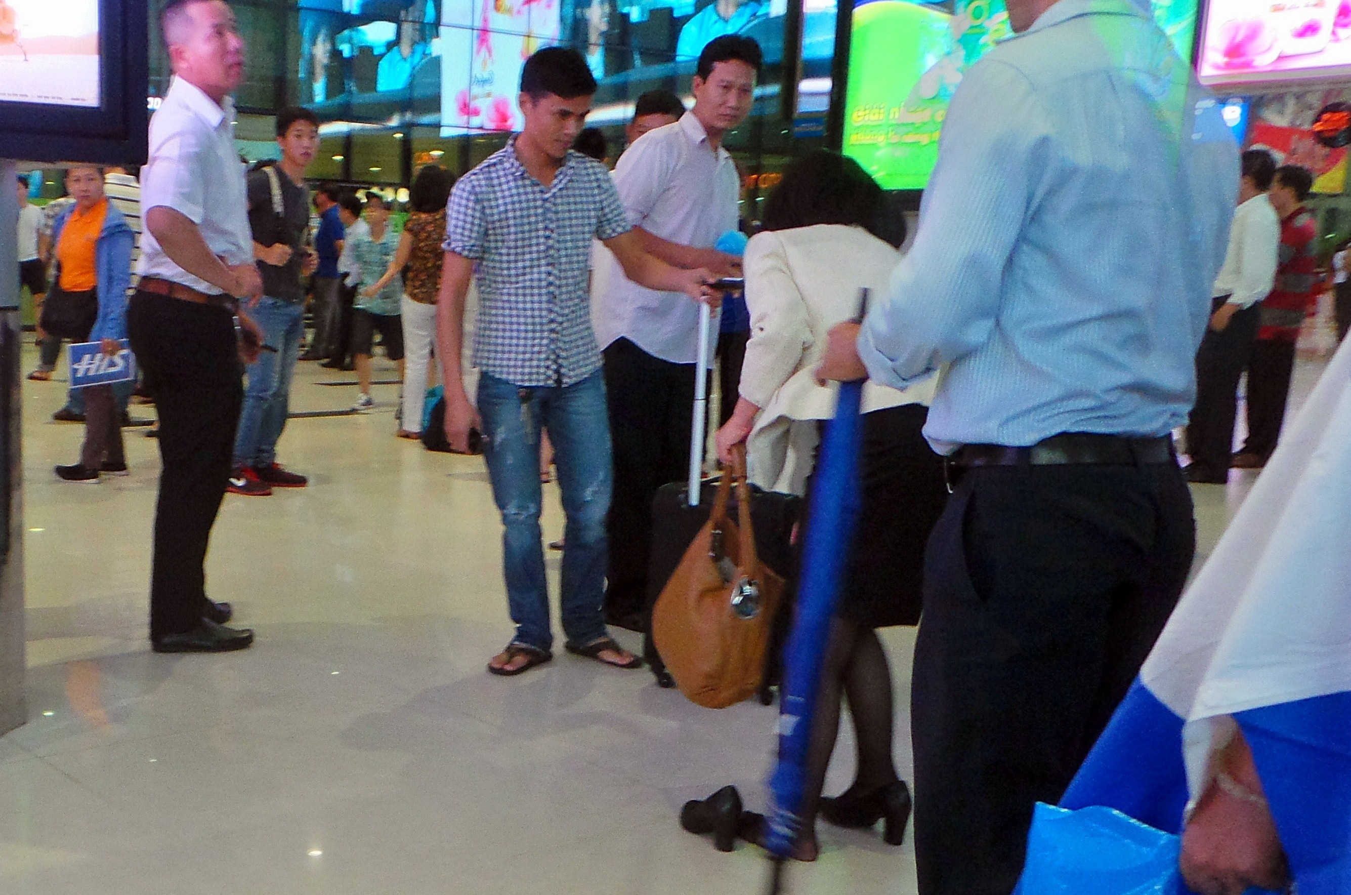 Hanh khach truot nga vi mua dot o Tan Son Nhat hinh anh