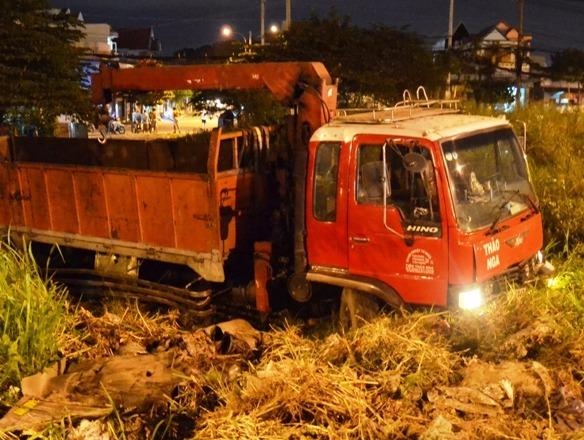Nguoi cha nhan ra con gai xau so tu bo quan ao tren nguoi hinh anh