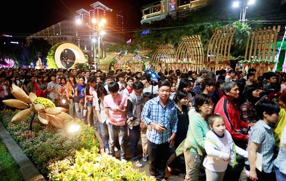 Duong hoa Tet Binh Than o Sai Gon dai gan 700 met hinh anh