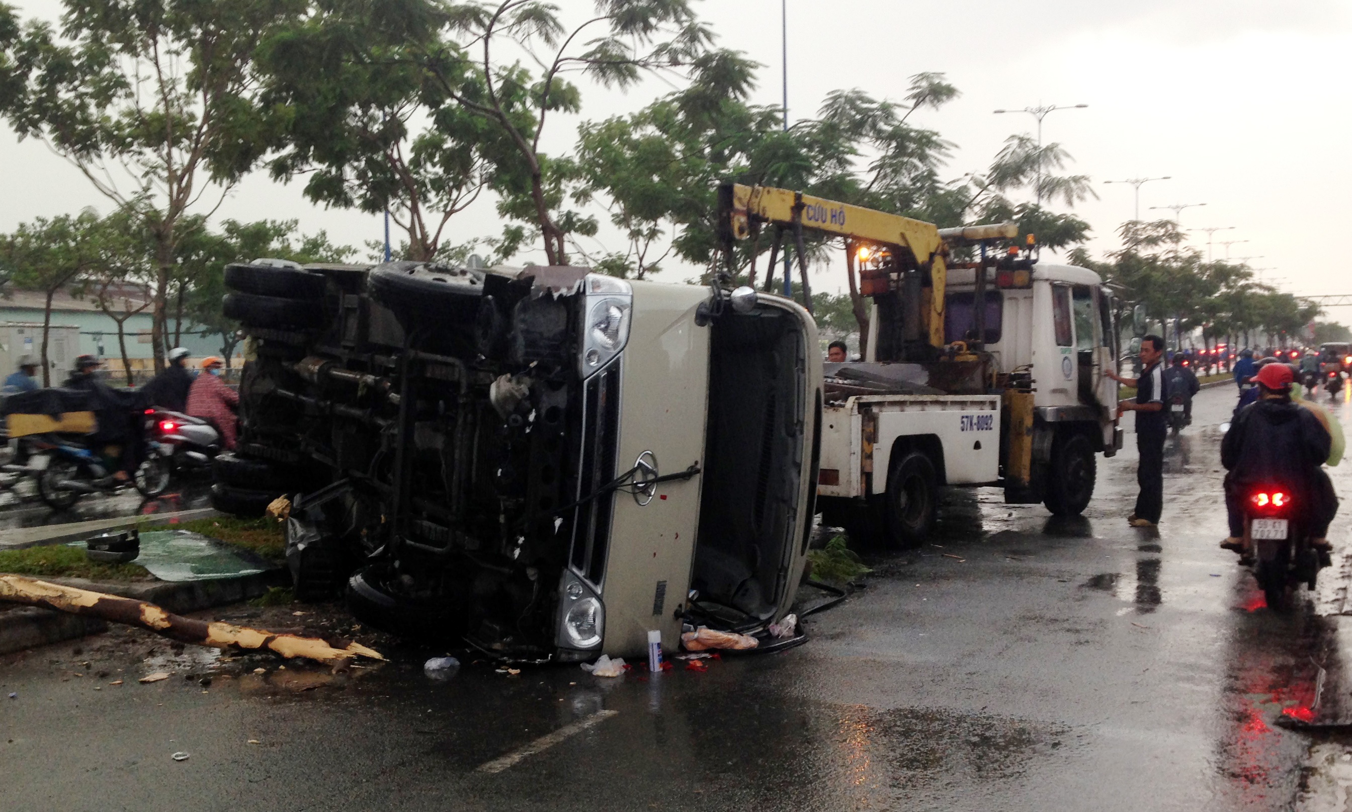 10 hanh khach keu cuu trong xe khach lat hinh anh