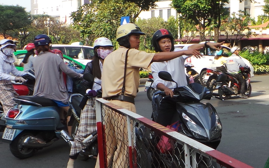 Nguoi dan Sai Gon boi roi vi lenh cam duong hinh anh