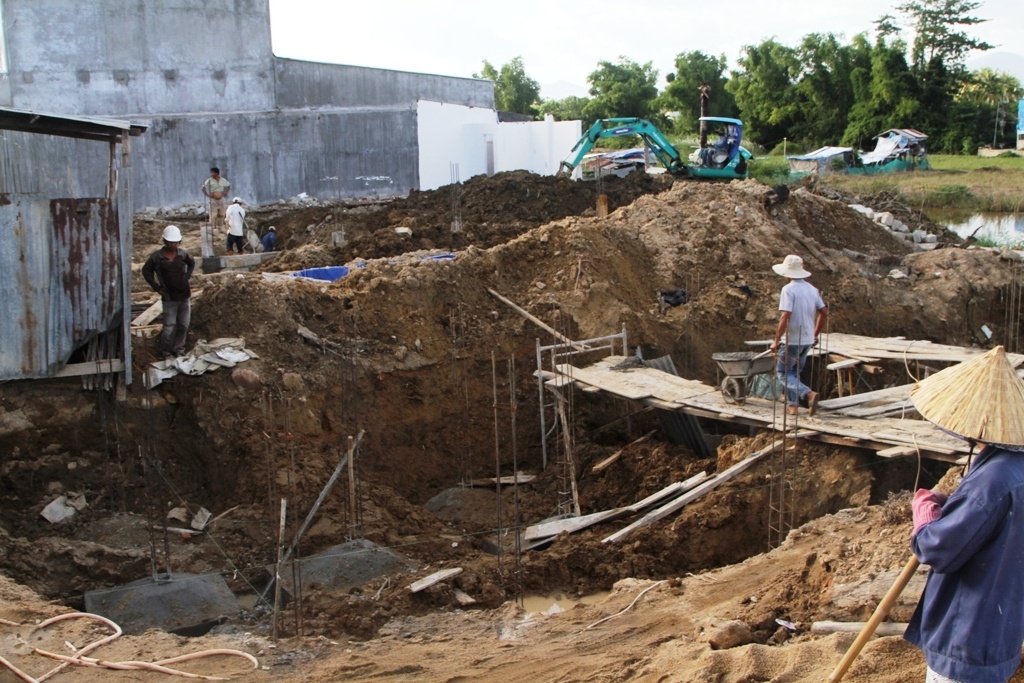 Sau vụ nhà ông Cà bị sập nhà, nhiều hộ dân đến đây phải chấp nhận đào móng thật để đề phòng nhà sập.