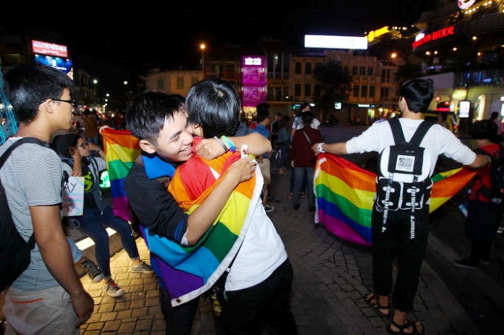 Một chàng trai ôm lấy người bạn của mình trong buổi diễu hành mừng quyền chuyển giới mới được thông qua.