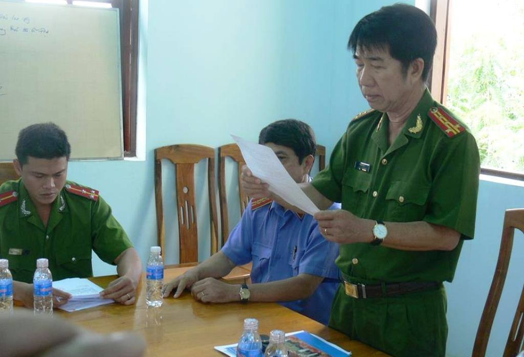 Công an tỉnh Bình Thuận đọc quyết định đình chỉ điều tra đối với ông Huỳnh Văn Nén.