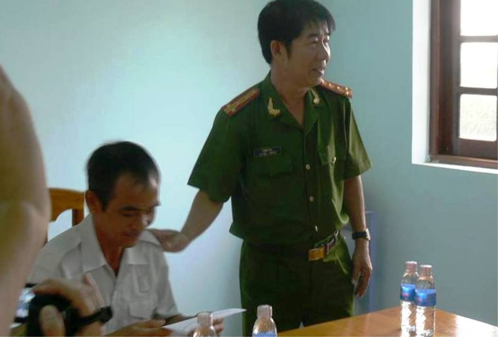 Ông Huỳnh Văn Nén nhận quyết định đình chỉ vụ án.