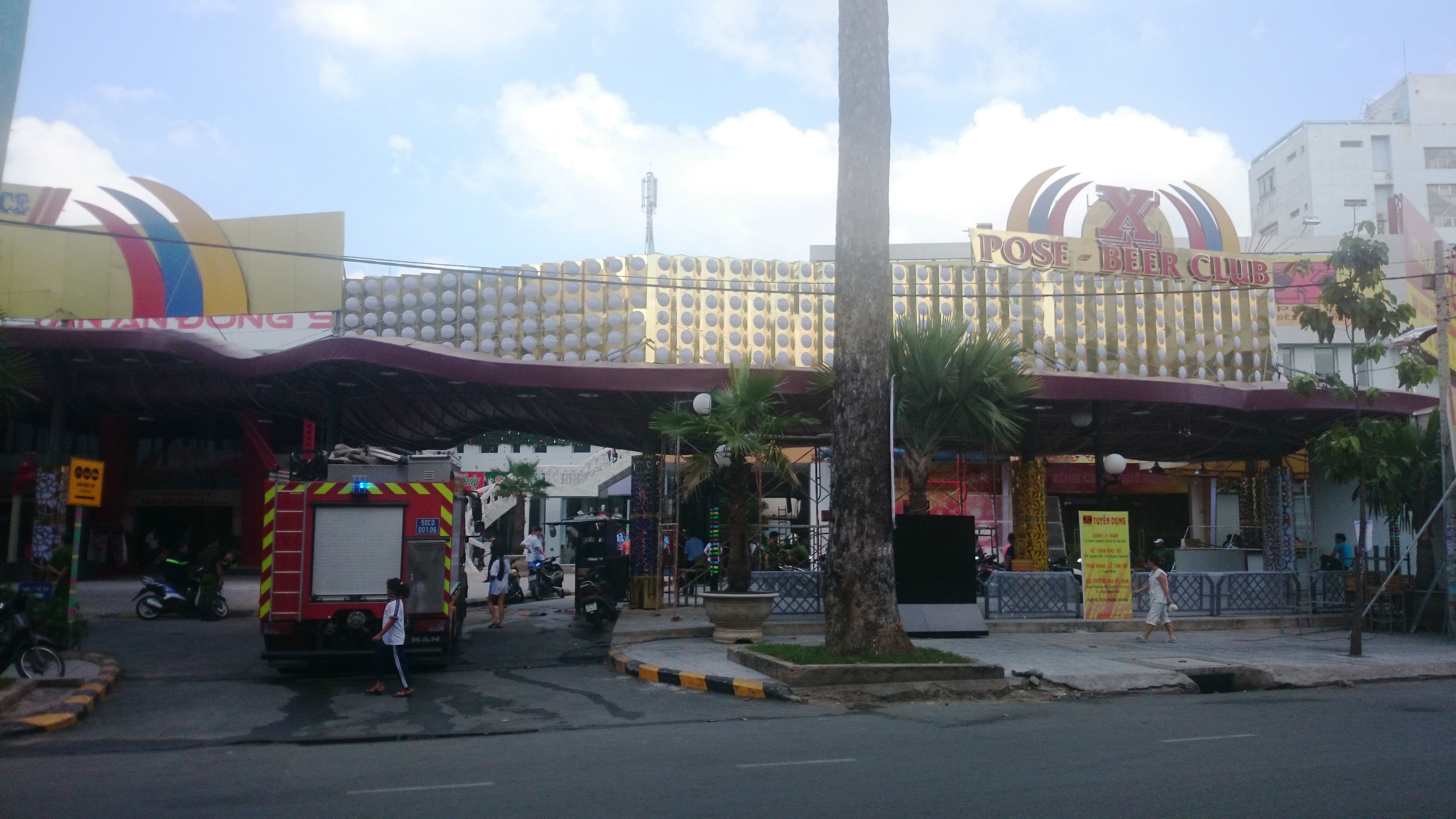 Chay cau lac bo bia, khach hang bo chay tan loan hinh anh