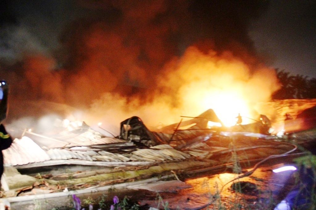 500 m2 xuong cong ty mu bao hiem o TP HCM chay rui hinh anh