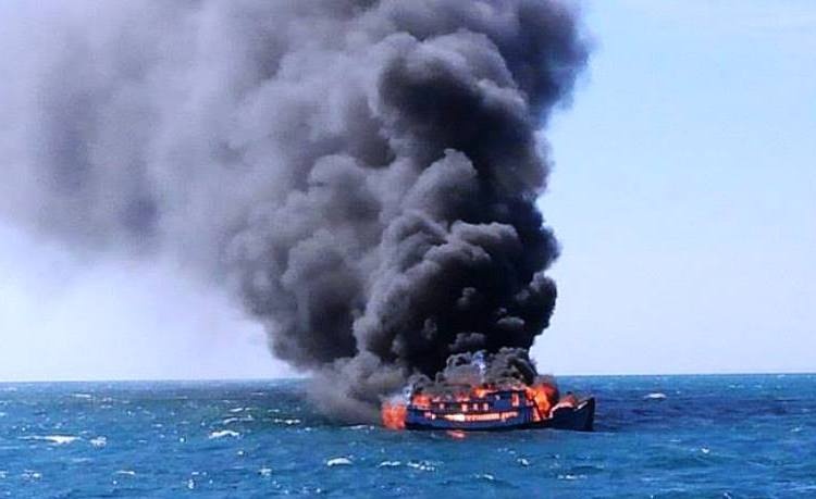 Tau boc chay, 7 ngu dan nhay xuong bien hinh anh