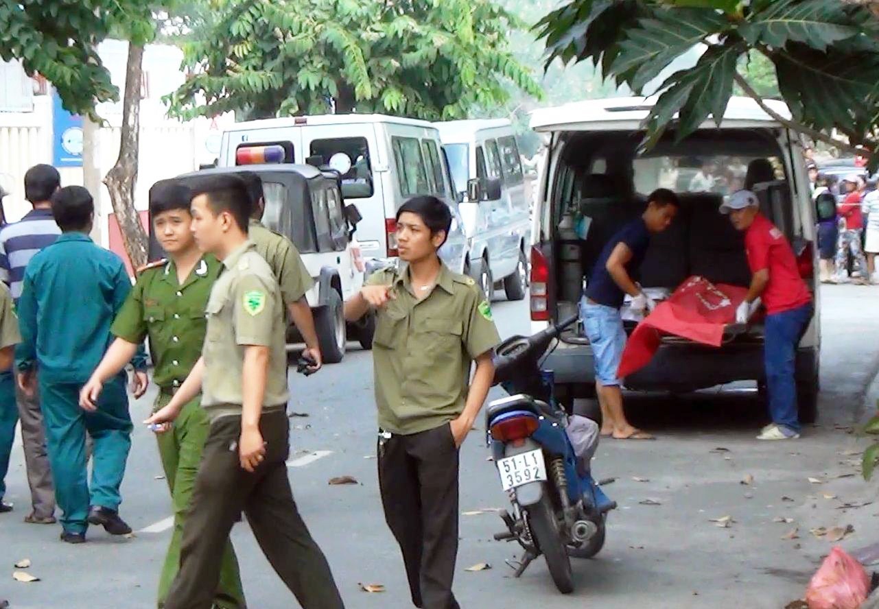 Hai thanh nien truy sat co gai o quan ca phe vong hinh anh