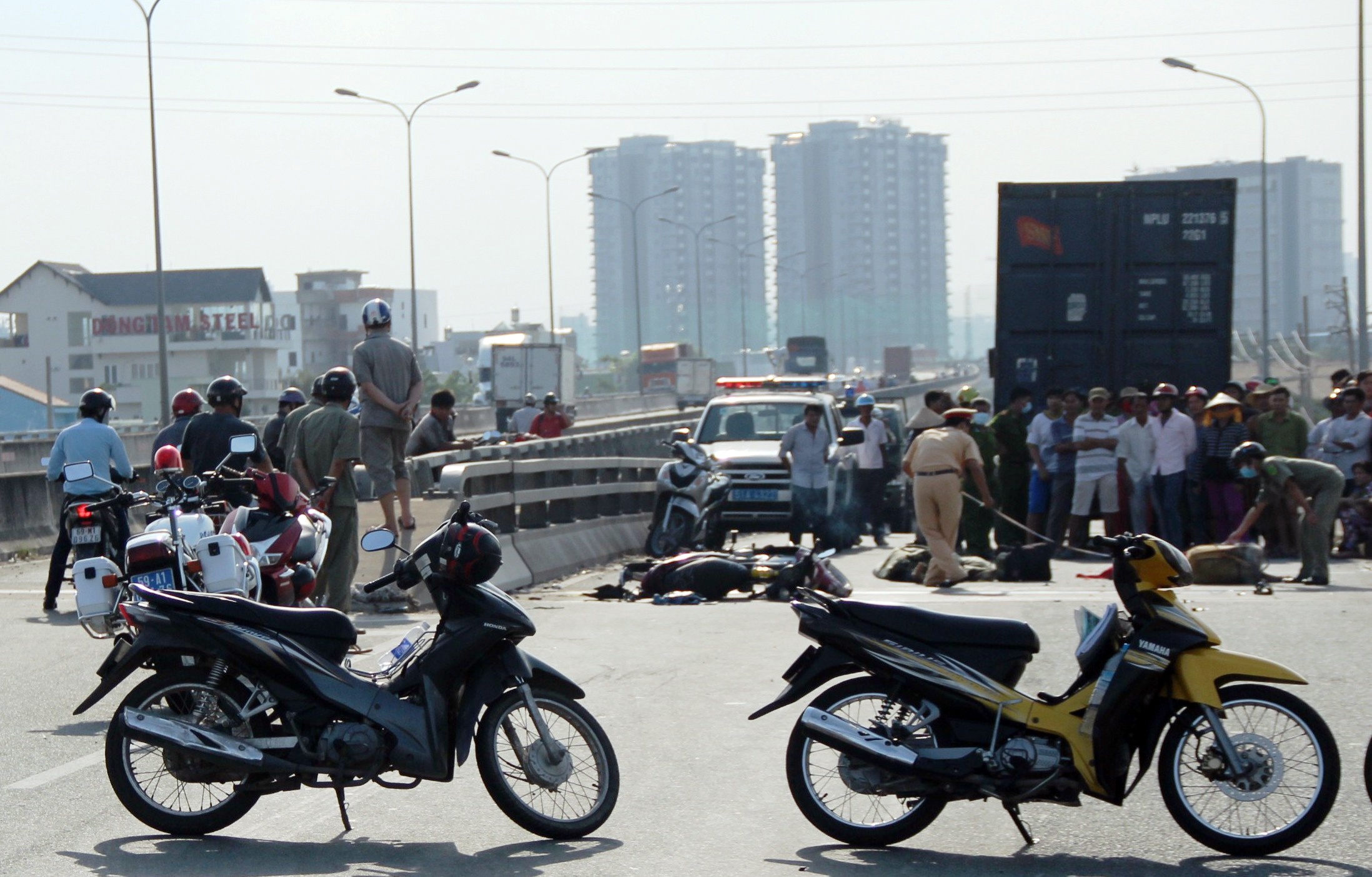 Xe dau keo can chet hai nguoi tren cau Phu My hinh anh