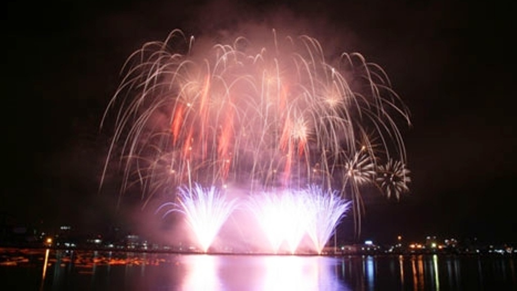 Da Nang ban phao hoa tai 4 diem dem giao thua hinh anh