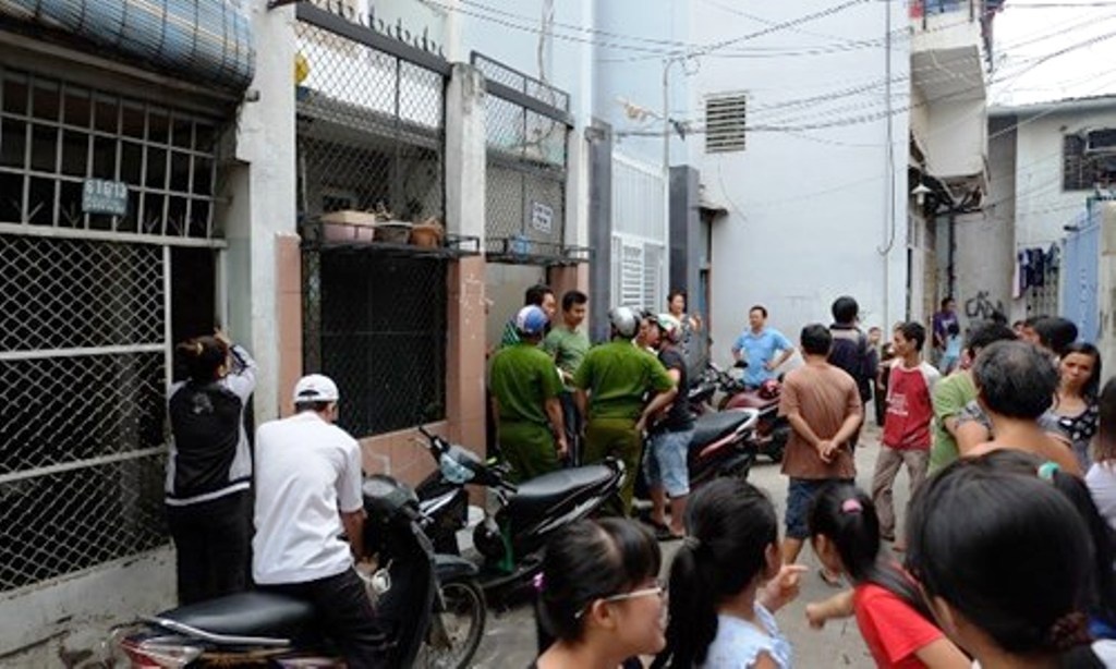 Mang xang dot ban gai, doi nam nu chay nhu duoc trong nha hinh anh