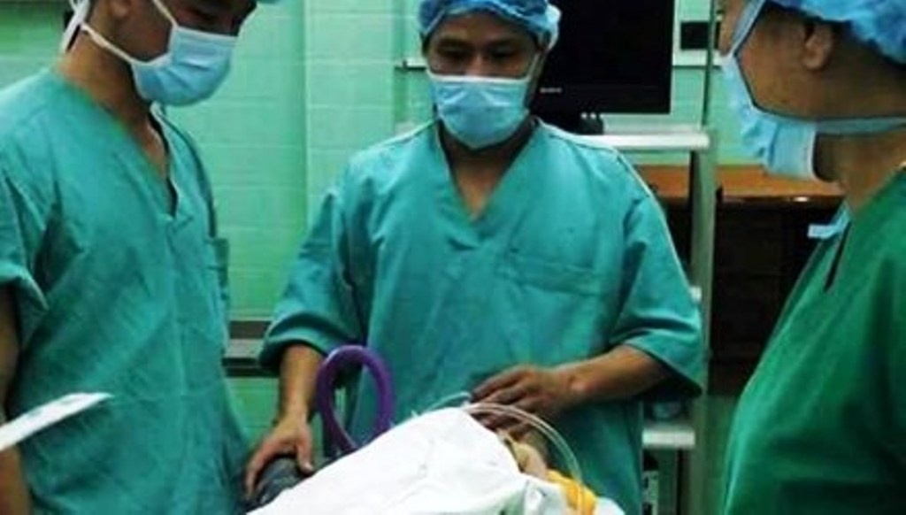 Suyt chet vi nuot manh kem vi thuoc hinh anh