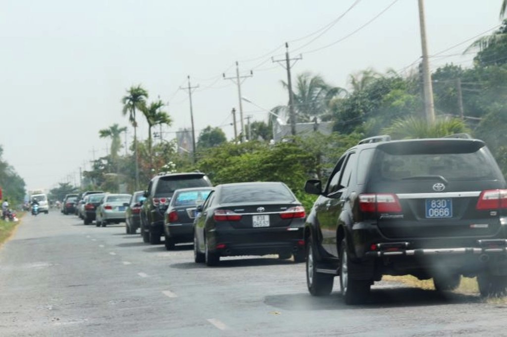 Ba con Tra Von 'man nhan' voi doan xe cong an gio hinh anh