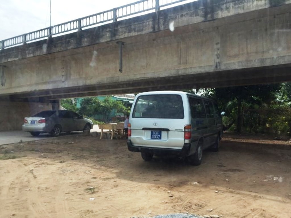 Một số xe công đậu dưới gầm cầu Vĩnh Tân cách nơi tổ chức đám giỗ khoảng 100 m.