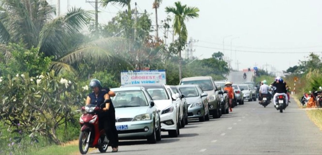Người dân ấp Trà Vôn A “mãn nhãn” với nhiều xe công trong ngày nghỉ.