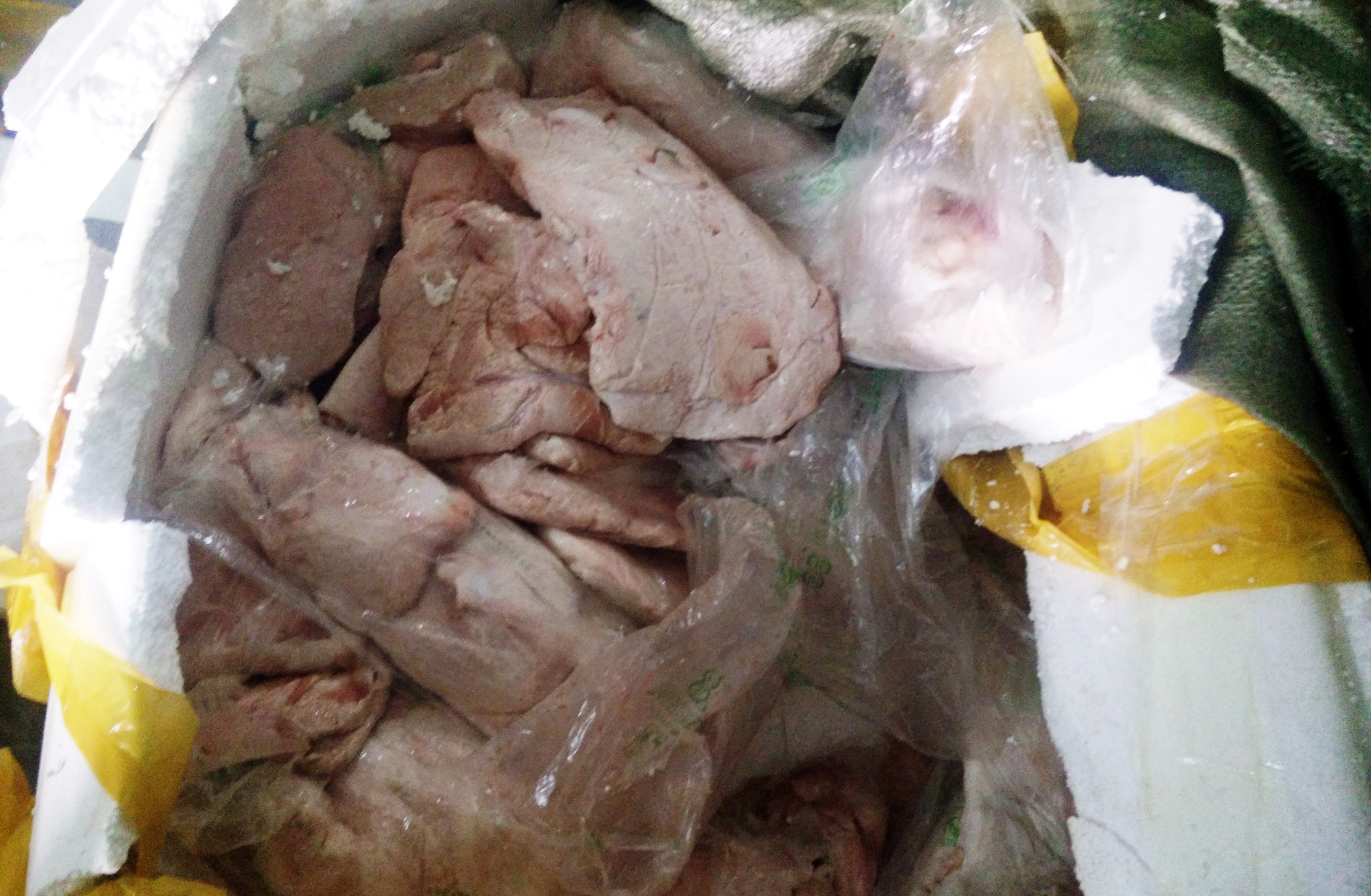 Bat 2 tan thit heo thoi sap len ban an hinh anh