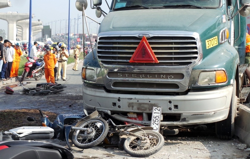 Xe bon gay tai nan hang loat, xa lo Ha Noi ket cung hinh anh