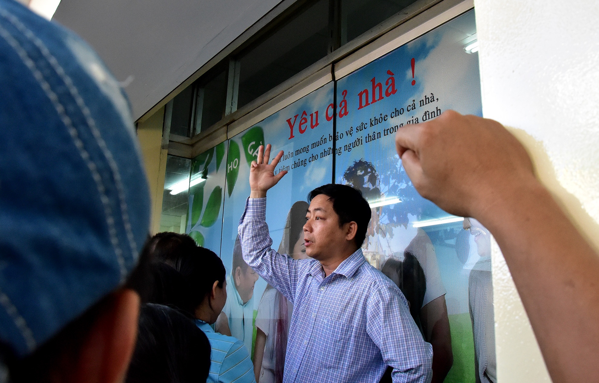 Đến 10h vẫn đông người đứng chờ khi số thứ tự đến 150. Trung tâm y tế dự phòng thông báo sẽ phát thêm 30 số, nhiều phụ huynh vui mừng. 