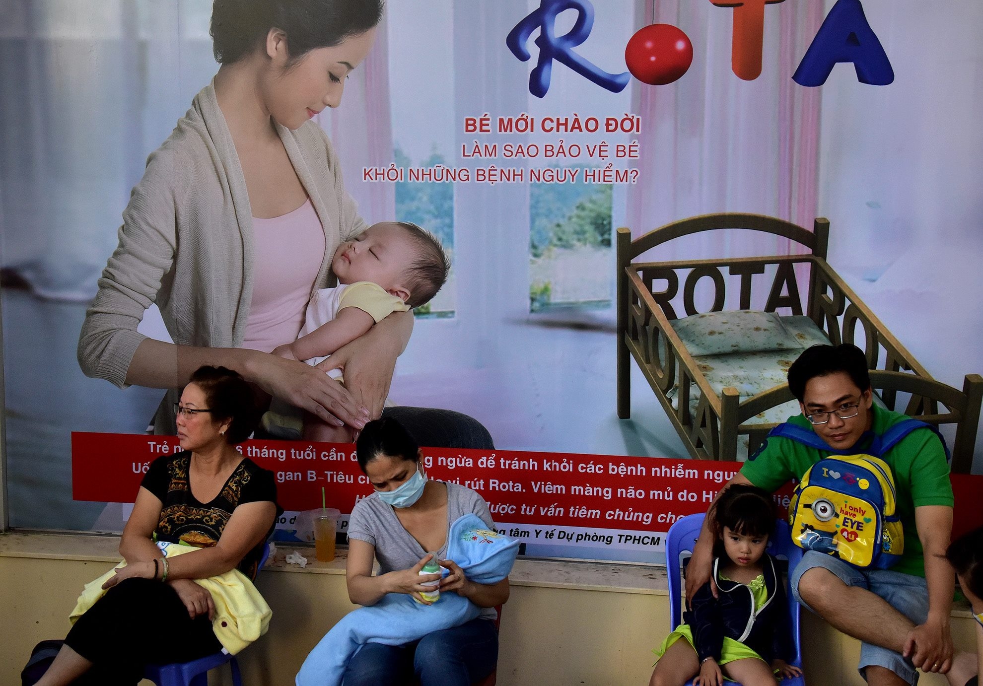 Nhiều phụ huynh tìm chỗ thoáng để cho trẻ ngủ