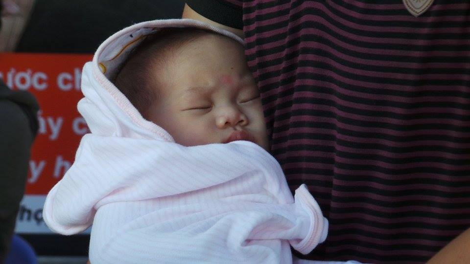 Trẻ em bắt đầu được phụ huynh và người thân đưa đến.