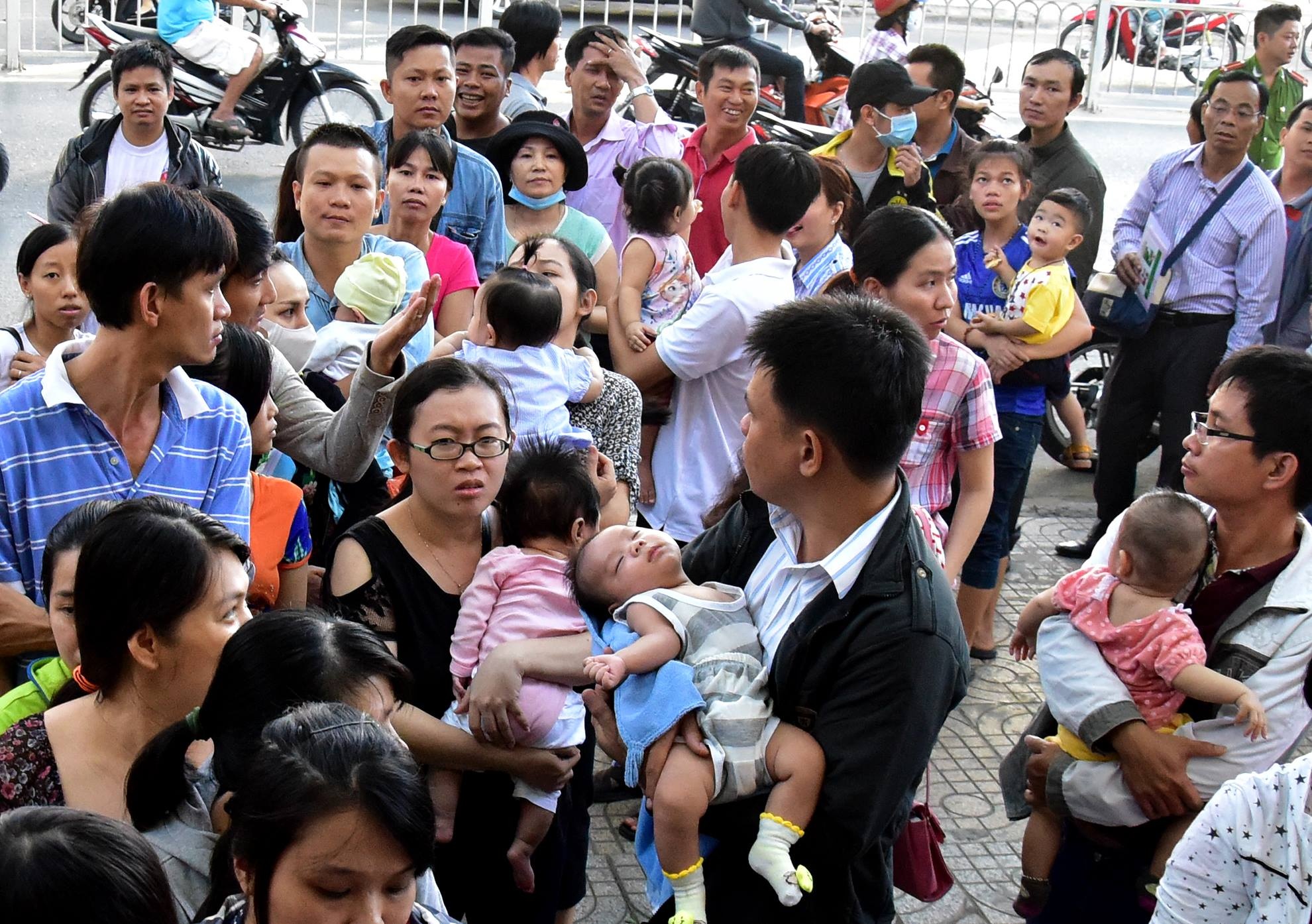 Phụ huynh trong tâm trang lo lắng, sốt ruột vì sắp hết lượt