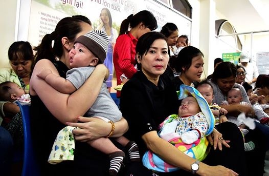 Thuc nguyen dem cho tiem vac xin 5 trong 1 hinh anh