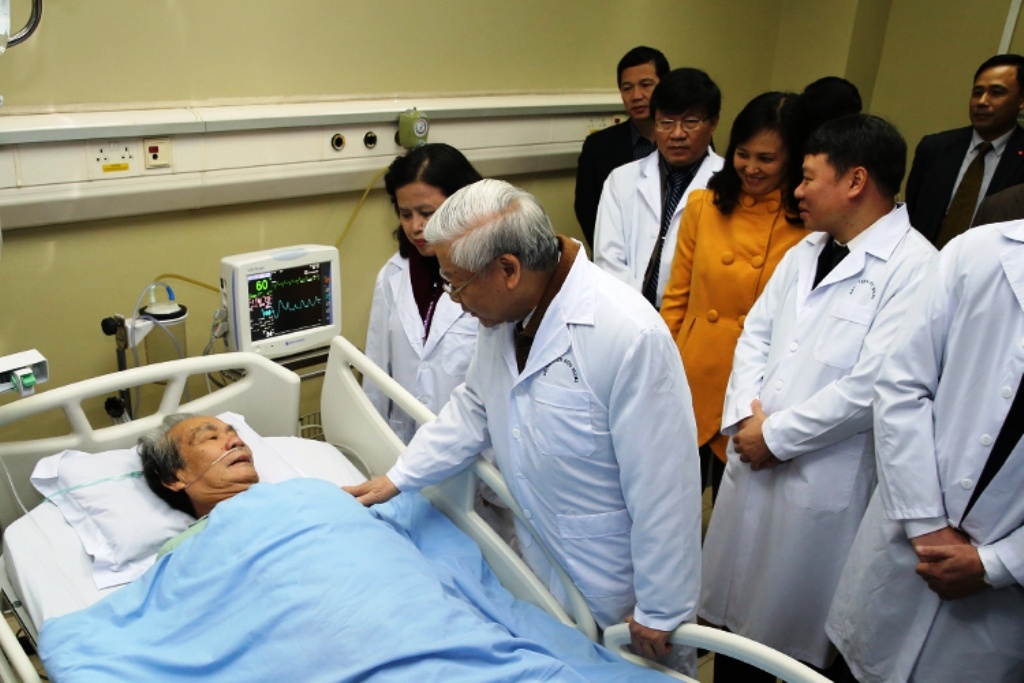 Tổng Bí thư Nguyễn Phú Trọng thăm một bệnh nhân đang điều trị tại BV Hữu Nghị.