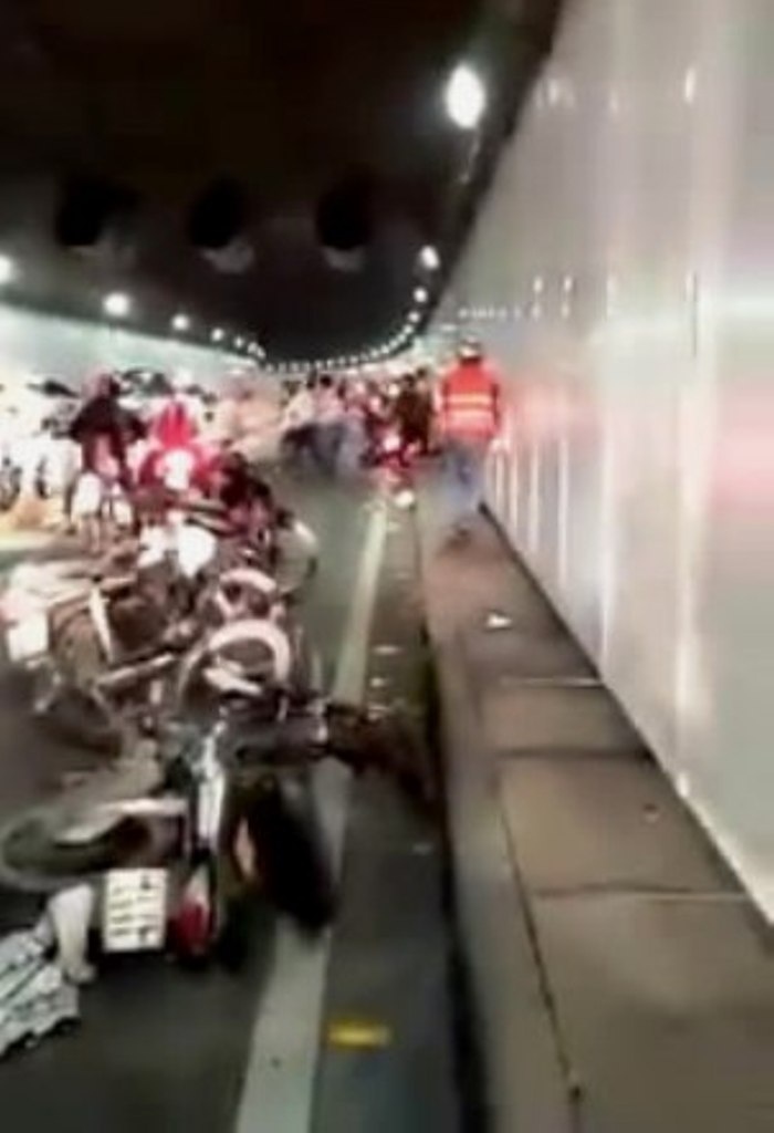 Hai nhóm thanh niên dừng xe rồi lao vào ẩu đả trong hầm sông Sài Gòn.